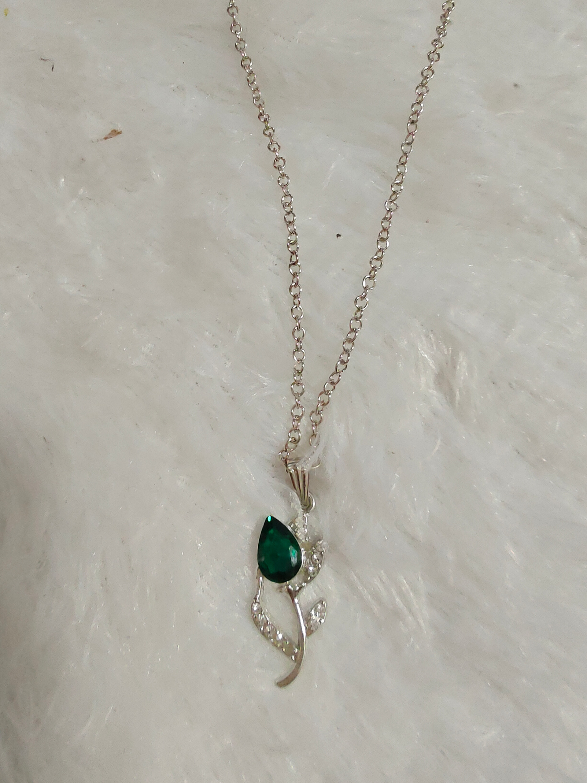 Flower shape necklace
